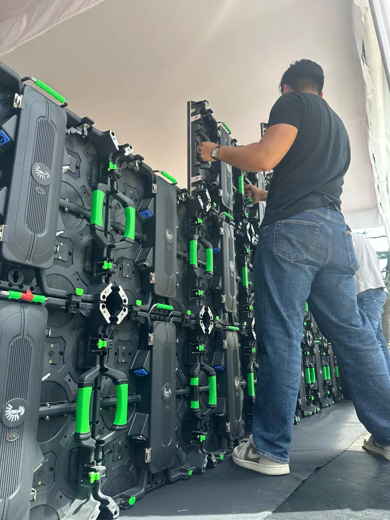 Técnico montando paneles LED antes de un evento
