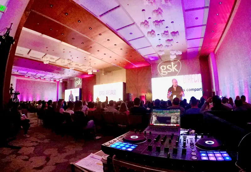 Congreso con sala llena frente a la pantalla del ponente