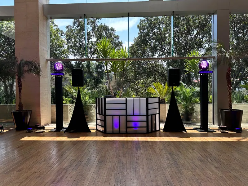 Salón montado con cabina y audio antes de abrir