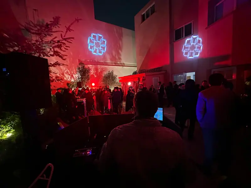 Patio con gobos rojos durante un evento