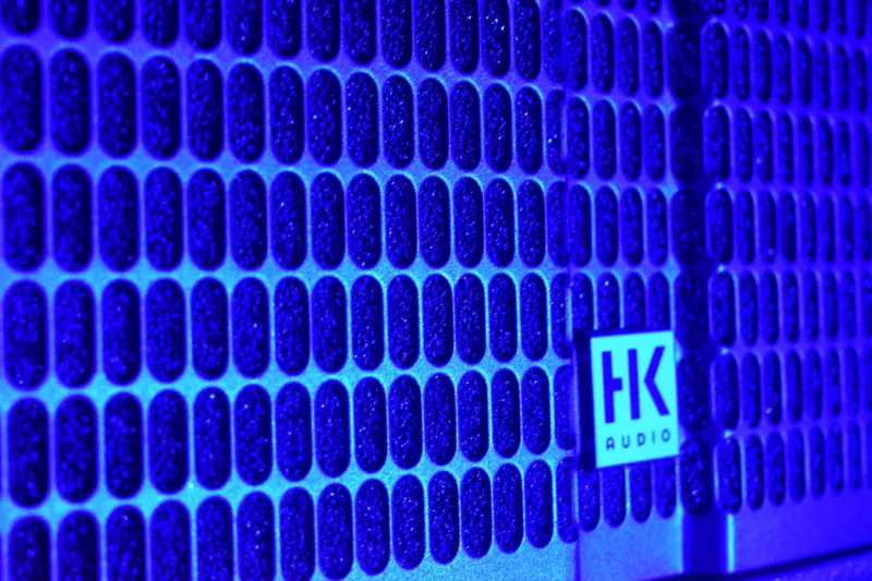 Detalle de una bocina profesional iluminada en azul