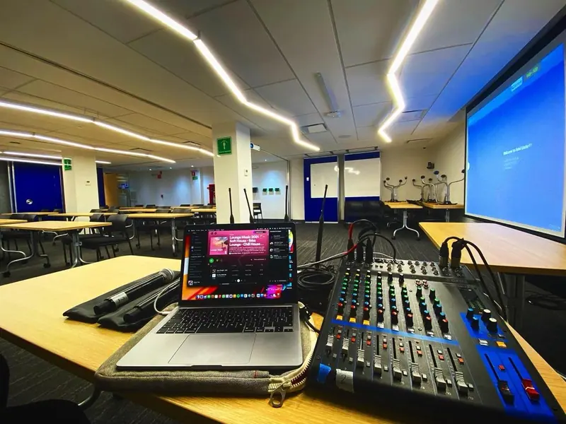 Consola de audio y proyección listas para una presentación