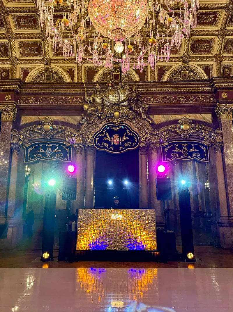 Gala en salón de época con cabina e iluminación